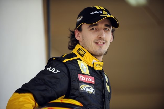 Robert Kubica prezentuje się w stroju teamu Renault /AFP