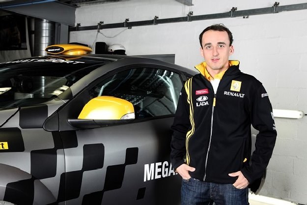 Robert Kubica przymierzał się do Renault Megane, ale w rajdzie pojedzie modelem Clio /Informacja prasowa