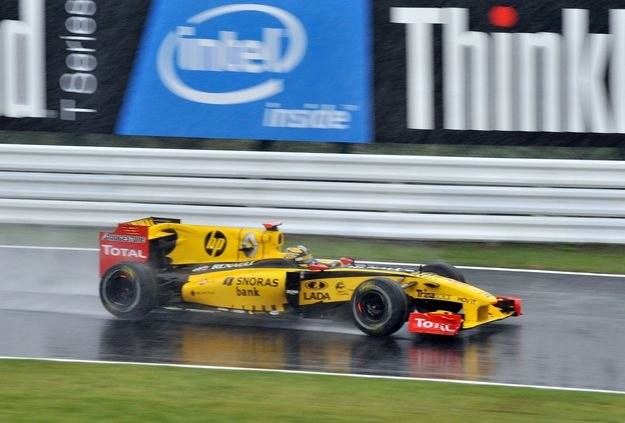 Robert Kubica radzi sobie znakomicie nie tylko w bolidzie Formuły 1 /AFP