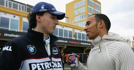 Robert Kubica rozmawia z kierowcą McLarena Lewisem Hamiltonem Fot. Paul Gilham/Getty Images /Informacja prasowa