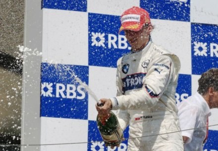 Robert Kubica świętujący zwycięstwo w GP Montrealu. /AFP
