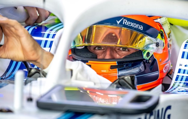 Robert Kubica w bolidzie na torze w Abu Dhabi /SRDJAN SUKI /PAP/EPA