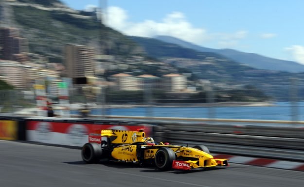 Robert Kubica w bolidzie Renault na torze ulicznym w Monte Carlo /AFP