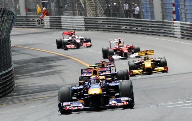 Robert Kubica w bolidzie Renault na torze ulicznym w Monte Carlo za bolidami Red Bulla /AFP