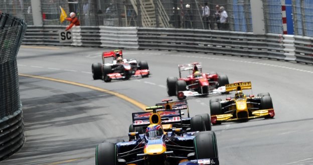 Robert Kubica w bolidzie Renault na torze ulicznym w Monte Carlo za bolidami Red Bulla /AFP