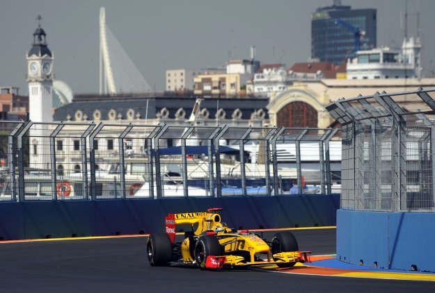 Robert Kubica w bolidzie Renault na ulicznym torze w Walencji /AFP