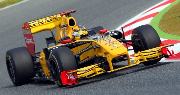 Robert Kubica w bolidzie Renault /AFP