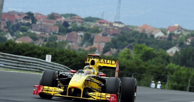 Robert Kubica w bolidzie Renault /AFP