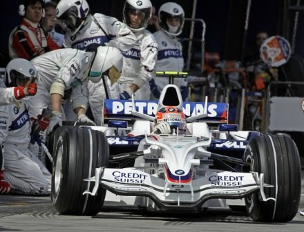 Robert Kubica w pit-stopie /AFP