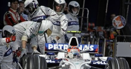 Robert Kubica w pit-stopie /AFP