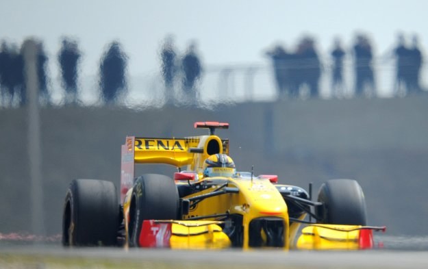 Robert Kubica w swoim Renault, jeszcze bez systemu odzyskiwanie energii kinetycznej /AFP