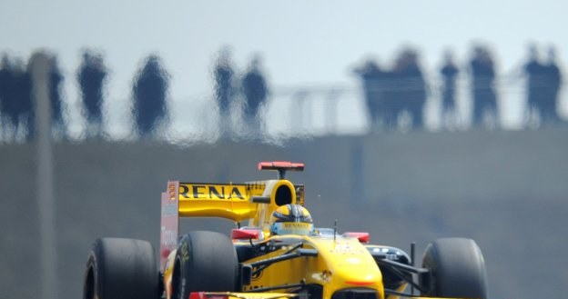 Robert Kubica w swoim Renault, jeszcze bez systemu odzyskiwanie energii kinetycznej /AFP