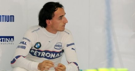 Robert Kubica w wywiadzie dla "Przeglądu Sportowego" narzeka na małą wiedzę Polaków /AFP