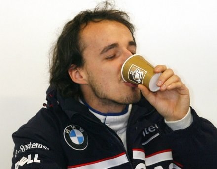 Robert Kubica w zimnym garażu BMW musiał rozgrzać się kubkiem herbaty /AFP