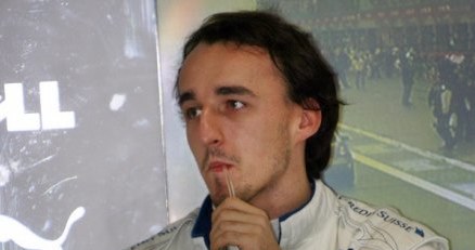 Robert Kubica wypija w trakcie wyścigu co najmniej pół litra wody ze smakiem /AFP