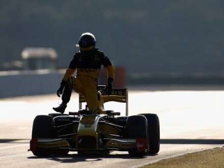 Robert Kubica wysiada ze swojego Renault podczas 2 dnia testów w Walencii /Getty Images/Flash Press Media
