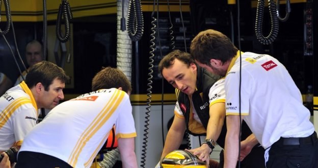 Robert Kubica z inżynierami Renault pracował nad balansem bolidu R30 /AFP