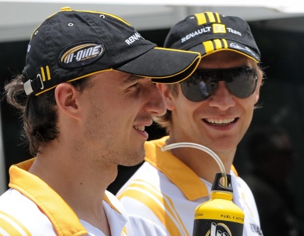 Robert Kubica (z lewej) i jego partner z Renault Witalij Pietrow /AFP