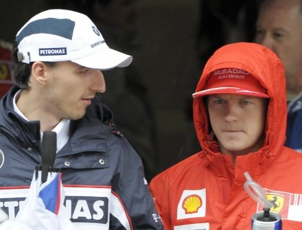 Robert Kubica (z lewej) i kierowca Ferrari - Kimi Raikkonen. /AFP