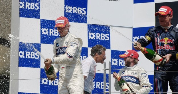 Robert Kubica (z lewej) na najwyższym podmiu po GP Kanady w 2008 roku /AFP