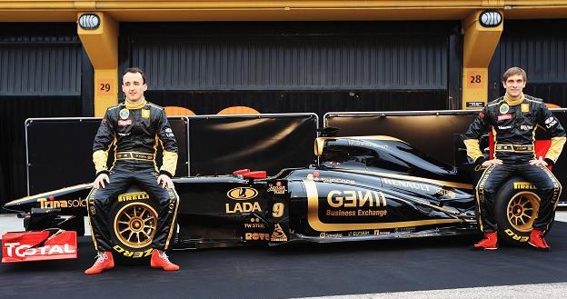 Robert Kubica (z lewejI i Witalij Pietrow na tle nowego bolidu/fot. Mark Thompson /Getty Images/Flash Press Media