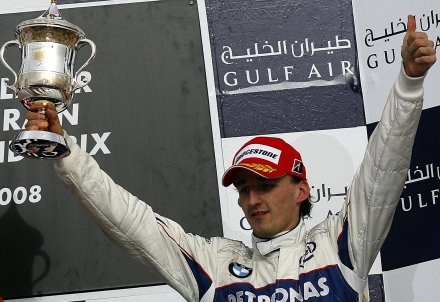 Robert Kubica z trofeum za trzecie miejsce w GP Bahrajnu /AFP