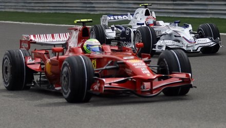 Robert Kubica (z tyłu) zostanie partnerem Felipe Massy w Ferrari? /AFP