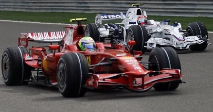 Robert Kubica (z tyłu) zostanie partnerem Felipe Massy w Ferrari? /AFP