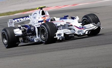 Robert Kubica zmierza po czwarte miejsce w GP Turcji /AFP