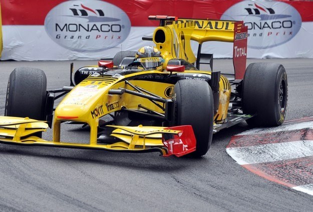 Robert Kubica zostaje w Renault /AFP