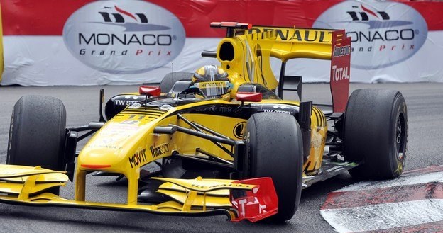 Robert Kubica zostaje w Renault /AFP