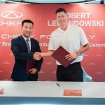 Robert Lewandowski Robert Lewandowski ambasadorem chińskiej marki. Dostał flagowy model
