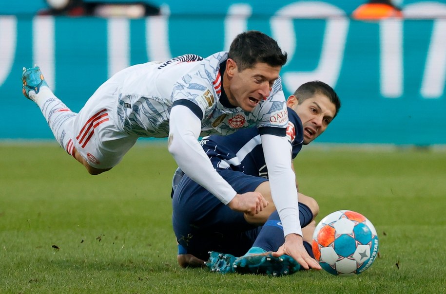 Robert Lewandowski (Bayern Monachium) i Cristian Gamboa (VfL Bochum) /RONALD WITTEK /PAP/EPA