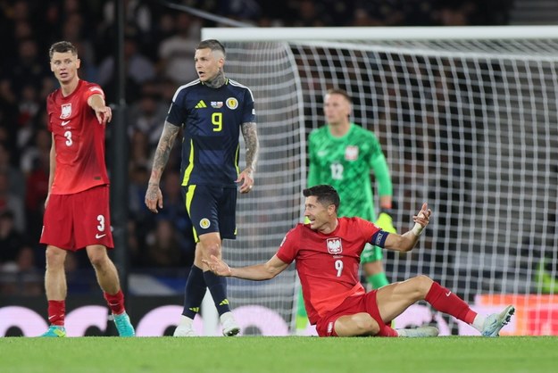 Robert Lewandowski był w czasie meczu ze Szkotami często faulowany / 	Leszek Szymański    /PAP