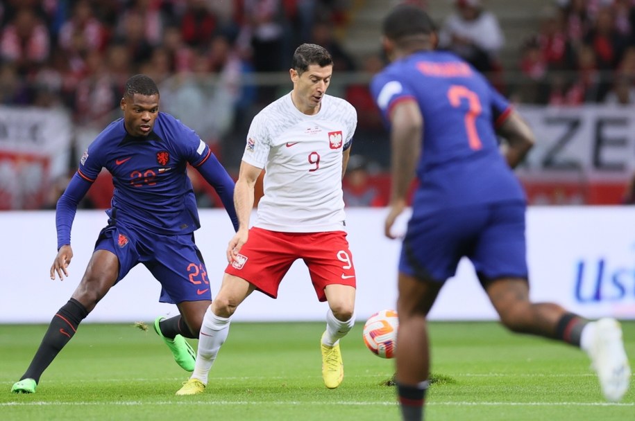 Robert Lewandowski (C) i Denzel Dumfries (L) z reprezentacji Holandii / 	Leszek Szymański    /PAP