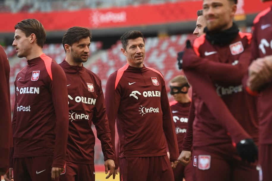 Robert Lewandowski (C), Jakub Kamiński (L) i Bartosz Bereszyński (2L) podczas treningu kadry w Warszawie /Piotr Nowak /PAP