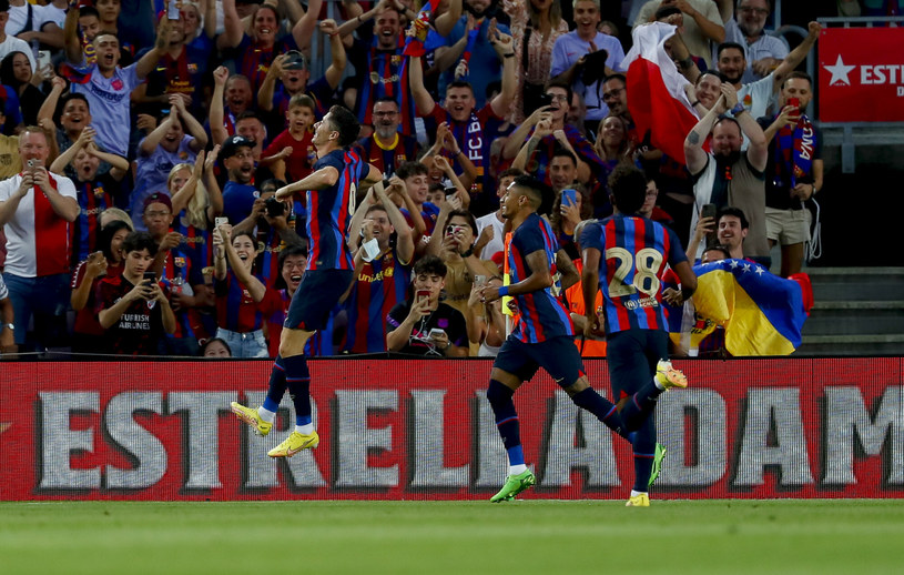 Robert Lewandowski celebrował pierwszego gola w barwach Barcelony /AP /East News