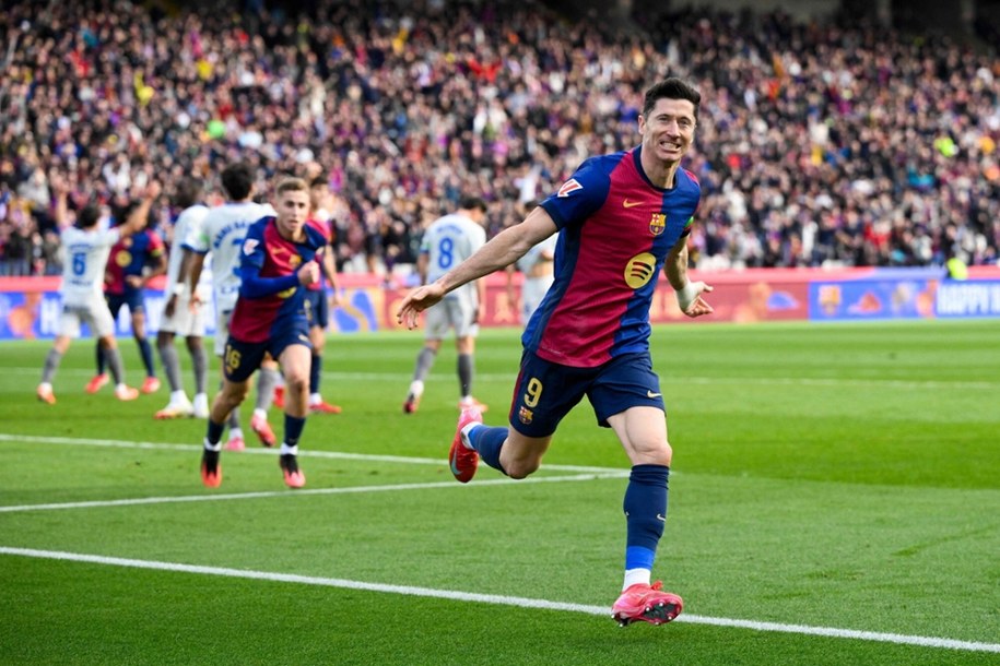 Robert Lewandowski cieszy się po zdobyciu gola /AFP/EAST NEWS