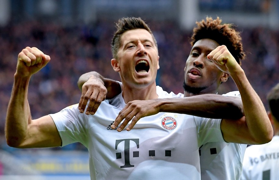 Robert Lewandowski cieszy się z 10. w tym sezonie Bundesligi gola /Sascha Steinbach /PAP/EPA