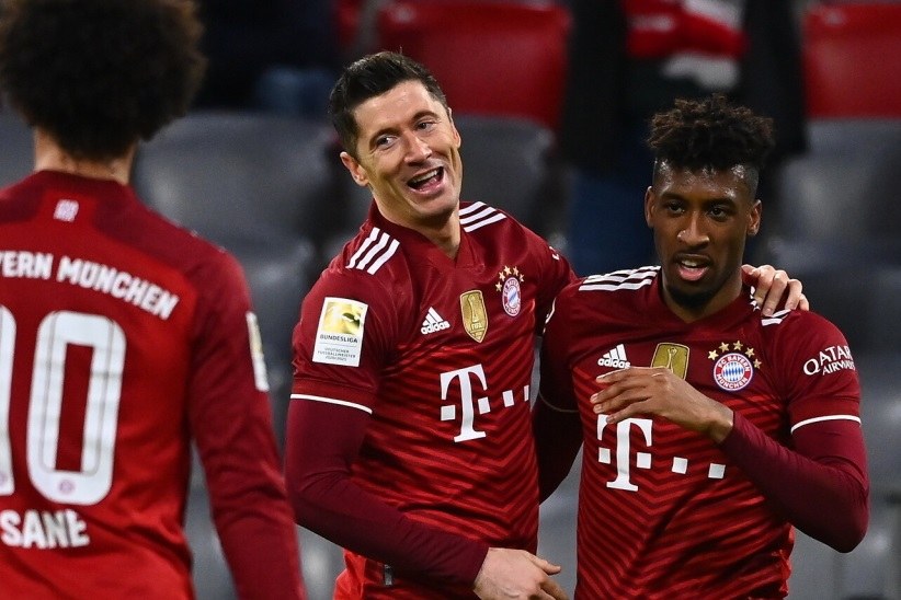 Robert Lewandowski cieszy się z kolejnego gola /Philipp Guelland /PAP/EPA