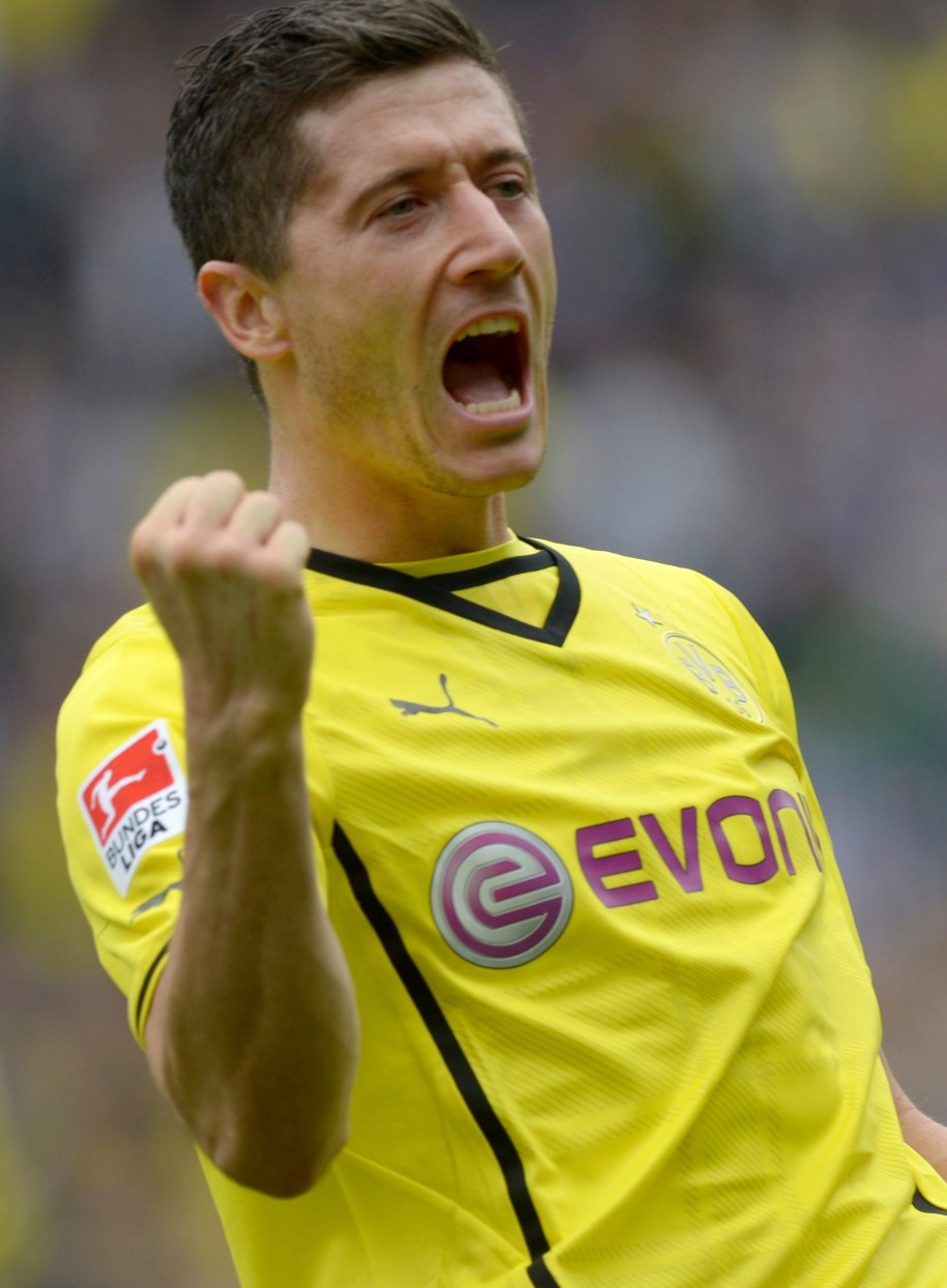 Robert Lewandowski cieszy się z pierwszego gola strzelonego w meczu z Herthą Berlin /Rainer Jensen /PAP/EPA