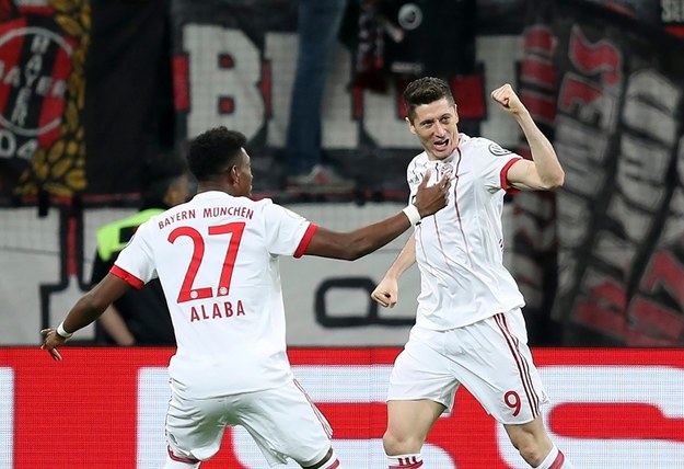 Robert Lewandowski cieszy się ze swojego drugiego gola w meczu Bayernu Monachium z Bayerem Leverkusen w półfinale Pucharu Niemiec /Friedemann Vogel /PAP/EPA