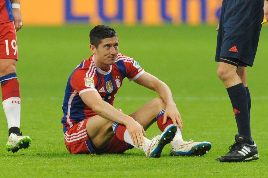 Robert Lewandowski doznał kontuzji po ostrym faulu rywala w meczu z Freiburgiem /FrankHoermann/SVEN SIMON/DPA /PAP