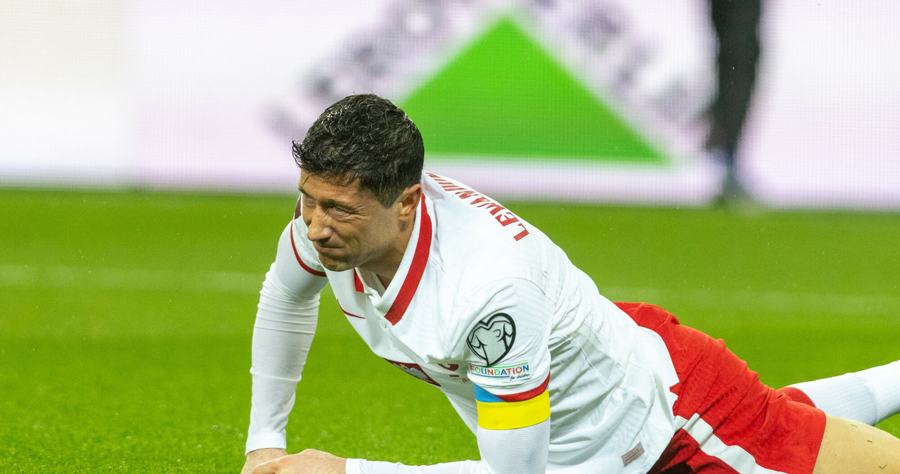 Robert Lewandowski doznał poważnego urazu /East News