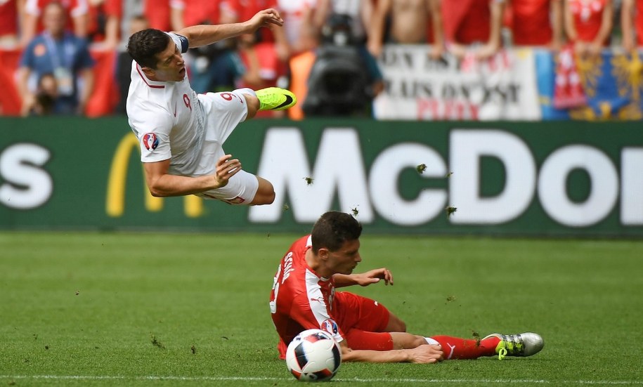 Robert Lewandowski faulowany przez Fabiana Schaera /Bartłomiej Zborowski /PAP/EPA