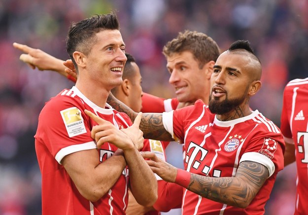 Robert Lewandowski fetuje z Arturo Vidalem zdobycie gola w meczu Bayernu Monachium z FSV Mainz /LUKAS BARTH /PAP/EPA