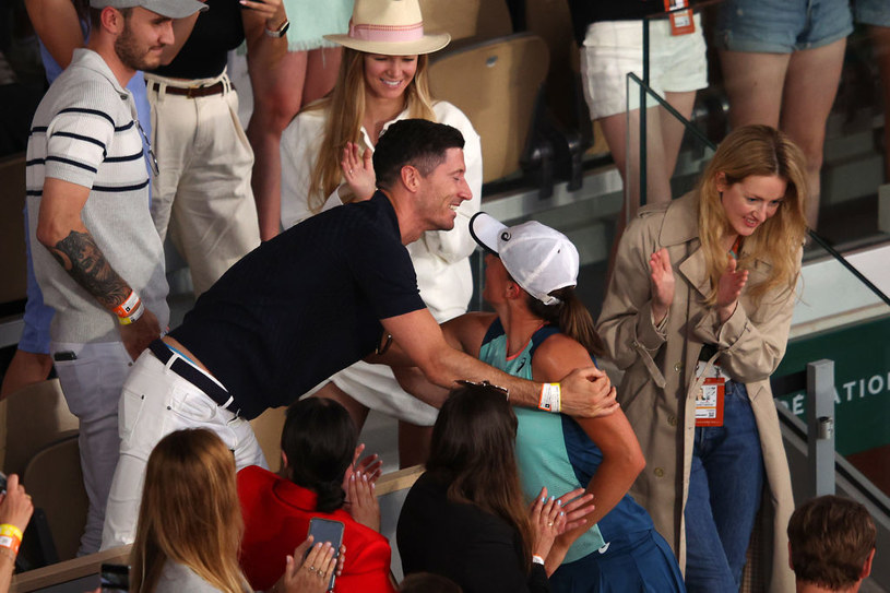 Robert Lewandowski gratuluje Idze Świątek zwycięstwa w turnieju Roland Garros /Adam Pretty / Staff /Getty Images