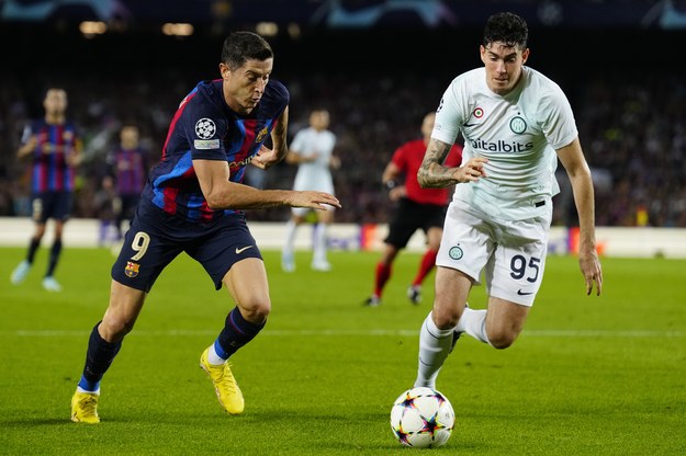 Robert Lewandowski i Alessandro Bastoni /ENRIC FONTCUBERTA /PAP/EPA