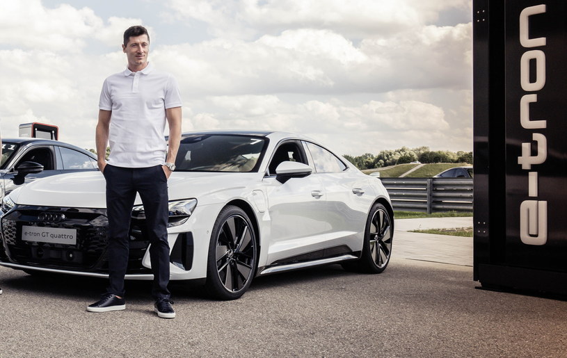 Robert Lewandowski i Audi e-tron GT /Informacja prasowa