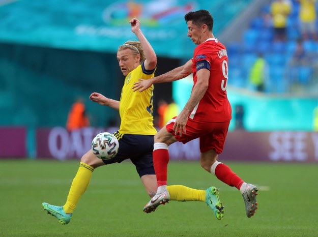 Robert Lewandowski i Emil Forsberg podczas meczu Polska - Szwecja na Euro 2020 /Igor Russak /PAP/DPA